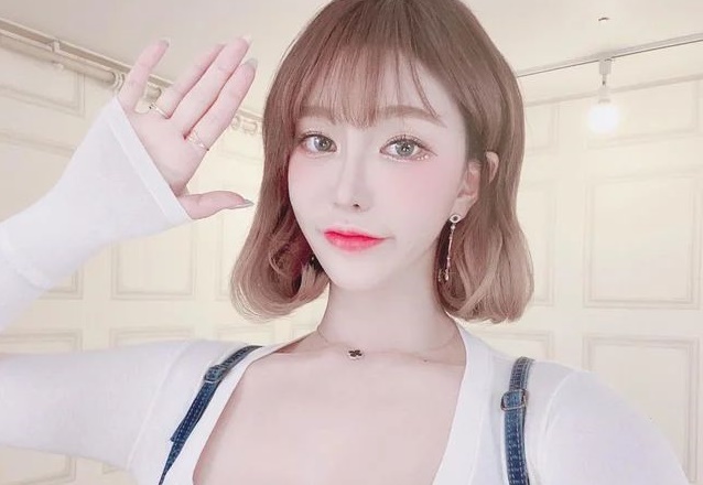 Bị chỉ trích vì cơ thể mất cân đối, nữ streamer tự chụp X-quang để