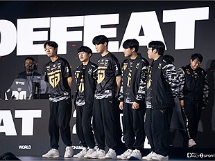 Peanut cũng “không biết tại sao” GEN cho BLG chơi toàn tướng mạnh, đã từng loé lên suy nghĩ lật kèo tại Tứ kết CKTG 2023