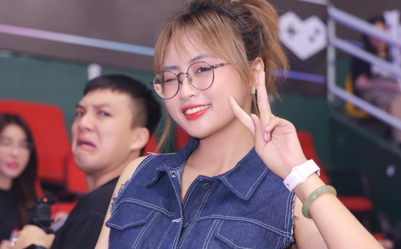 Nữ MC Minh Nghi với nụ cười toả nắng chiếm trọn trái tim game thủ Việt