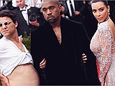 Xuất hiện "thánh lầy" tranh cả chồng với Kim Kardashian, Victoria Beckham và nhiều sao nữ khác
