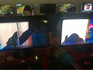 Cạn lời với ông bố đi "gank" con tại quán net "Nộ Long Cước" vỡ luôn 2 chiếc màn hình