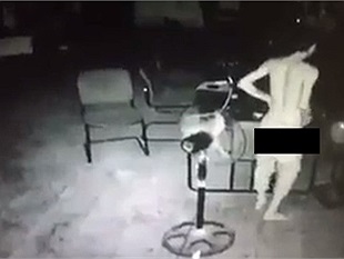 Chết cười thanh niên đi chơi net khuya bị mộng du còn "tiểu bậy" ngay trong quán?