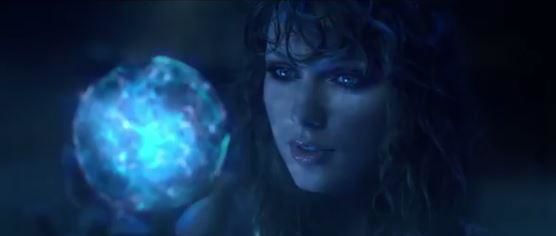 Taylor Swift mặc như không mặc khi nhá hàng sản phẩm mới nhất