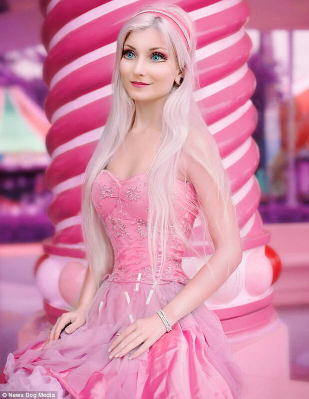 Búp bê sống Barbie có vòng eo 51 cm khiến nhiều người bỏ của chạy gấp