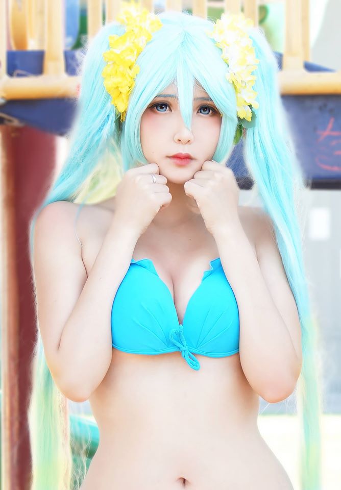 Chảy máu mũi với loạt ảnh cosplay Sona Tiệc Bể Bơi của Hana cosplayer