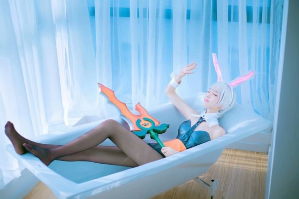 LMHT: Cosplay Riven Thỏ Ngọc siêu đáng yêu nhưng có gì đó sai sai