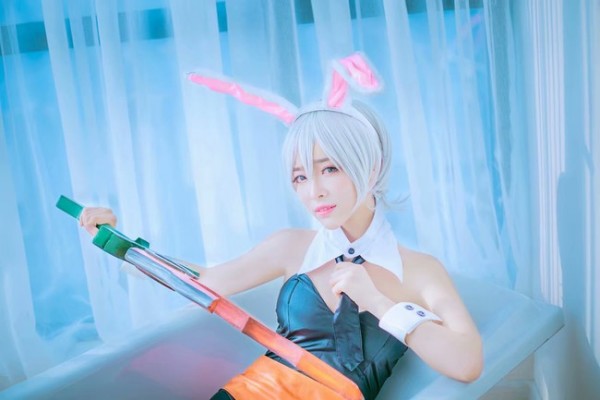 LMHT: Cosplay Riven Thỏ Ngọc siêu đáng yêu nhưng có gì đó sai sai