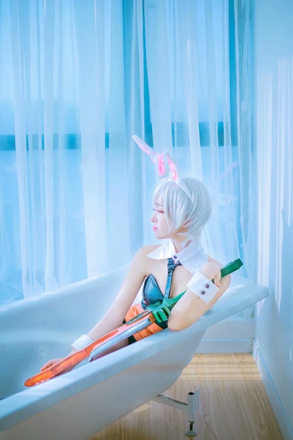 LMHT: Cosplay Riven Thỏ Ngọc siêu đáng yêu nhưng có gì đó sai sai