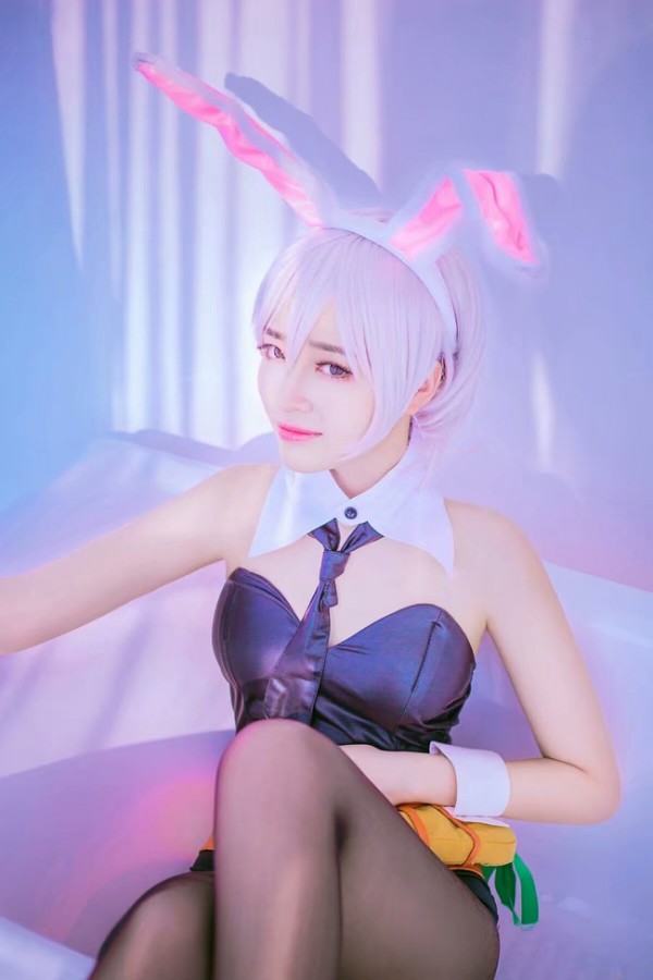 LMHT: Cosplay Riven Thỏ Ngọc siêu đáng yêu nhưng có gì đó sai sai