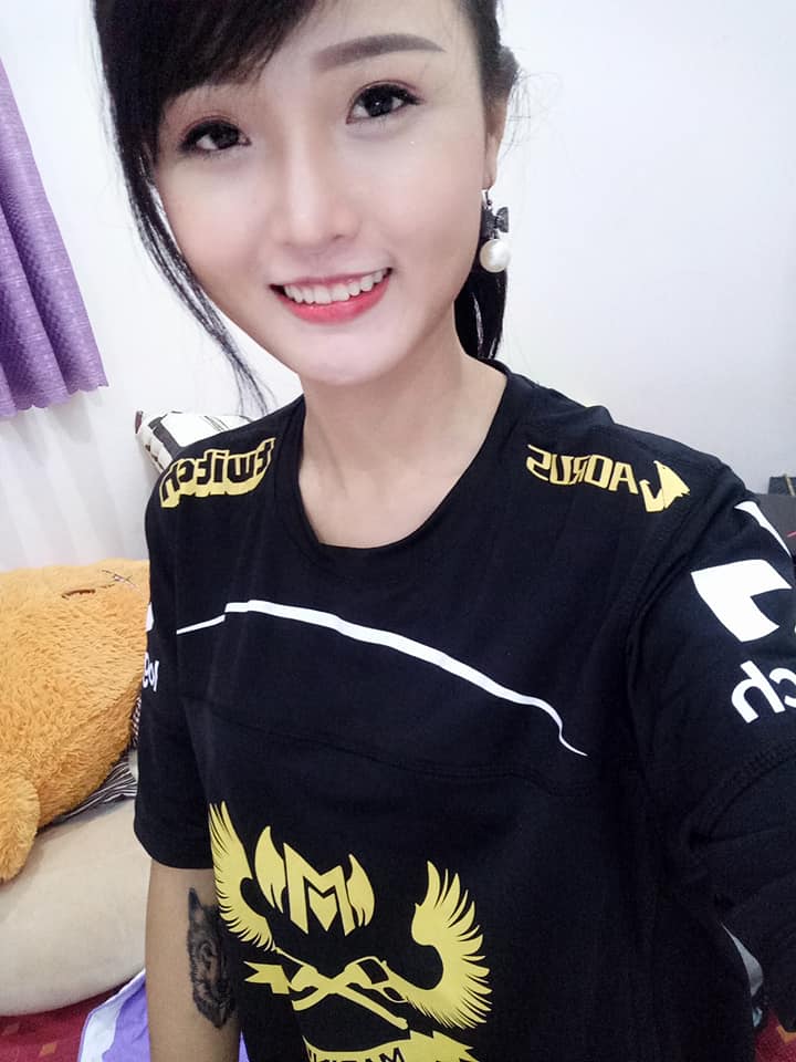 LMHT: Hotgirl Hoa Hà lên tiếng chửi Thư Lê bạn gái Junie dựa hơi trên Facebook cá nhân