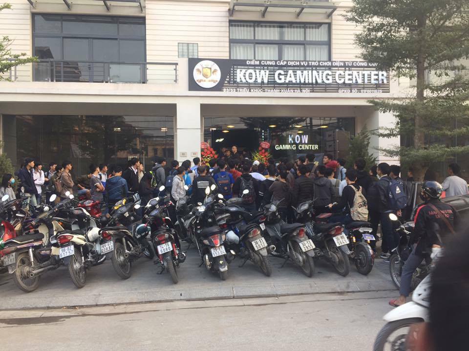 KOW Gaming Center ngày đầu khai trương với hàng dài game thủ xếp hàng chờ đến lượt