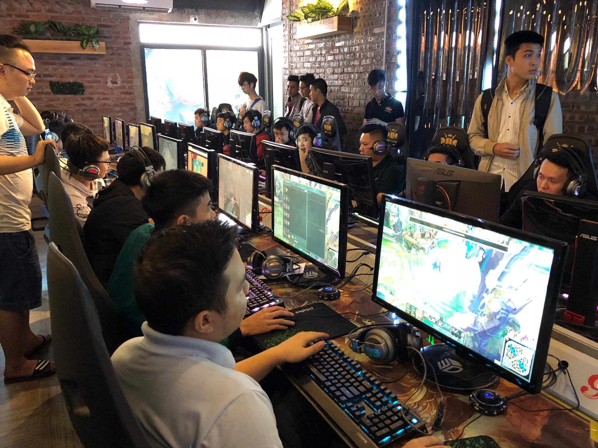 KOW Gaming Center ngày đầu khai trương với hàng dài game thủ xếp hàng chờ đến lượt