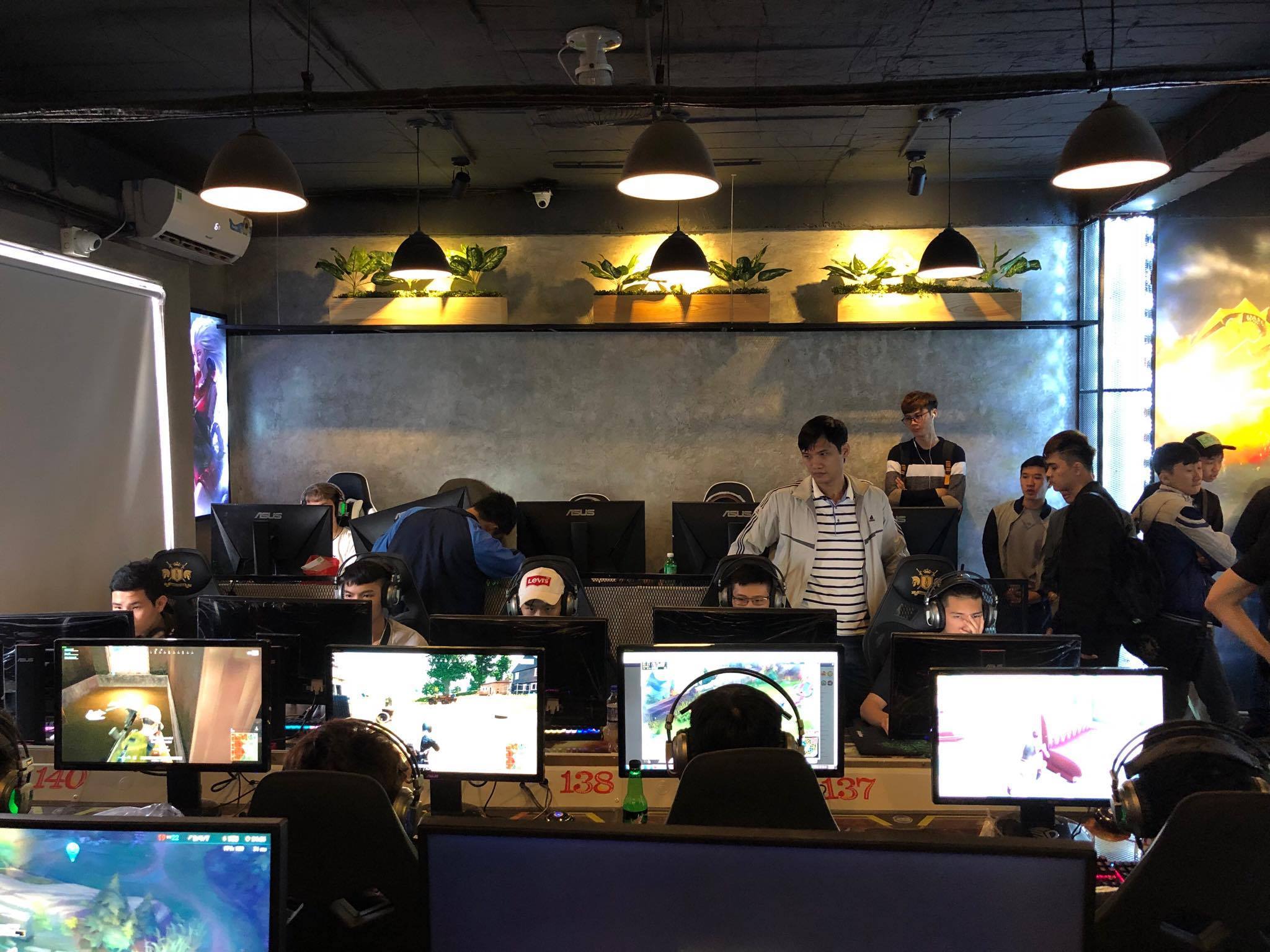 KOW Gaming Center ngày đầu khai trương với hàng dài game thủ xếp hàng chờ đến lượt