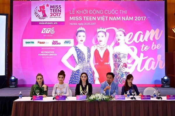 Bộ ba Host cùng đại diện Ban Tổ Chức của Miss Teen 2017 trả lời câu hỏi của giới báo chí