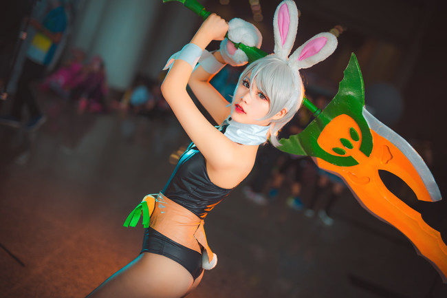 Cosplay Riven Thỏ Ngọc vô cùng quyến rũ trong Liên Minh Huyền Thoại