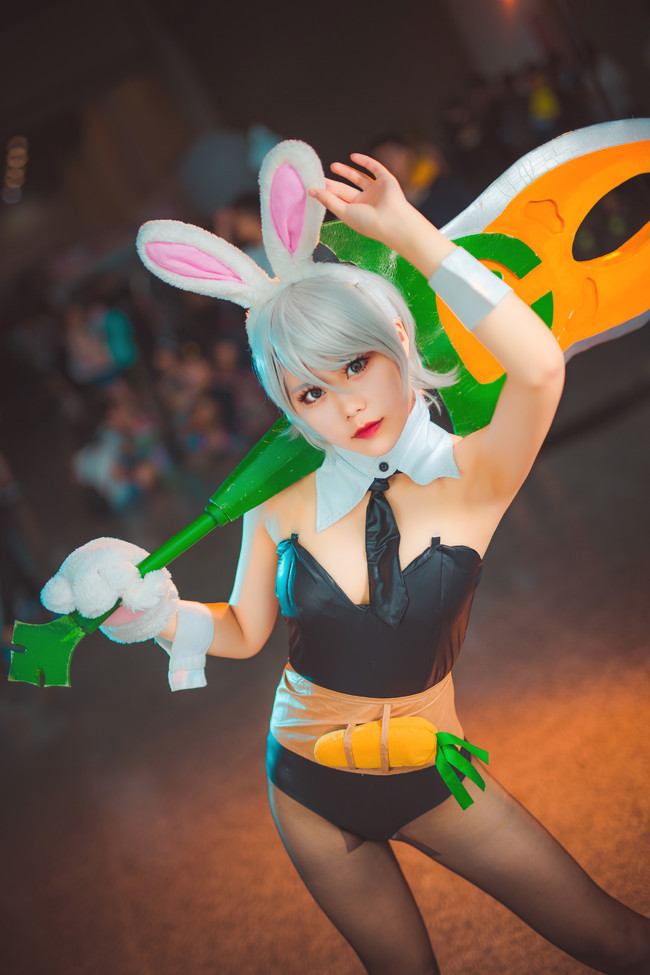 Cosplay Riven Thỏ Ngọc vô cùng quyến rũ trong Liên Minh Huyền Thoại