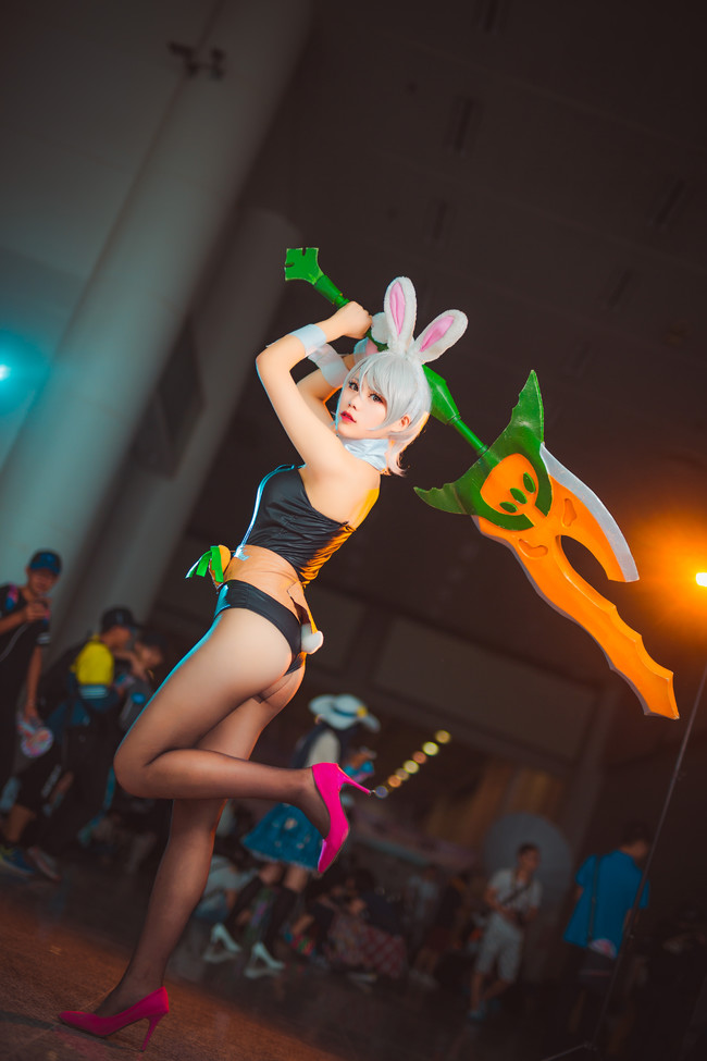 Cosplay Riven Thỏ Ngọc vô cùng quyến rũ trong Liên Minh Huyền Thoại