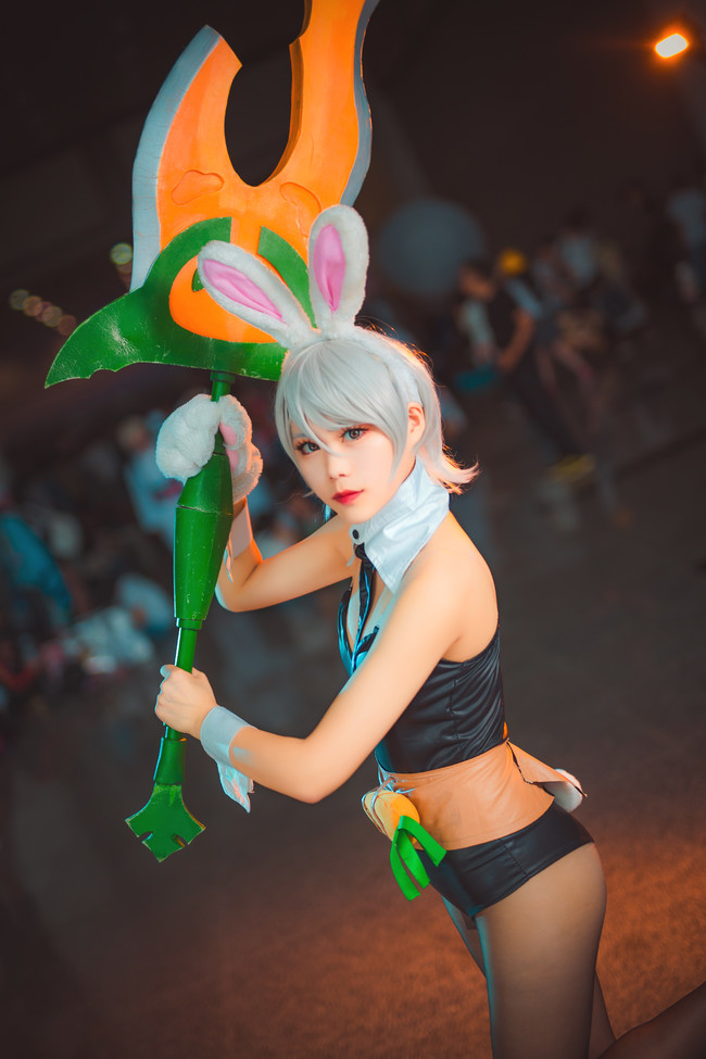 Cosplay Riven Thỏ Ngọc vô cùng quyến rũ trong Liên Minh Huyền Thoại