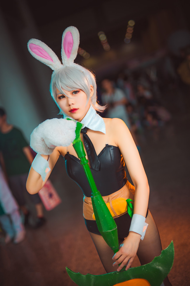 Cosplay Riven Thỏ Ngọc vô cùng quyến rũ trong Liên Minh Huyền Thoại