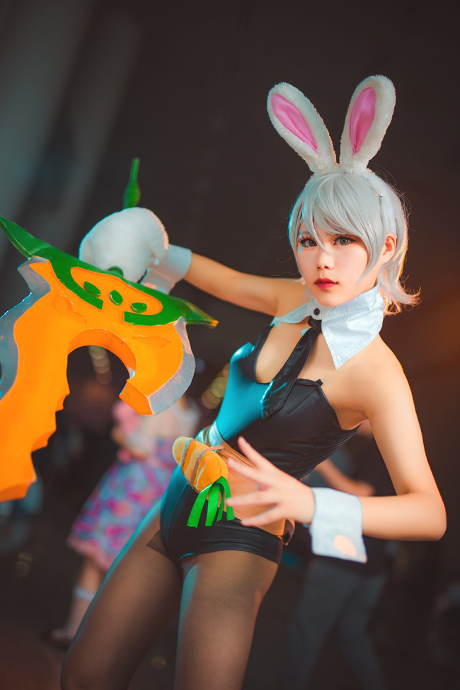 Cosplay Riven Thỏ Ngọc vô cùng quyến rũ trong Liên Minh Huyền Thoại