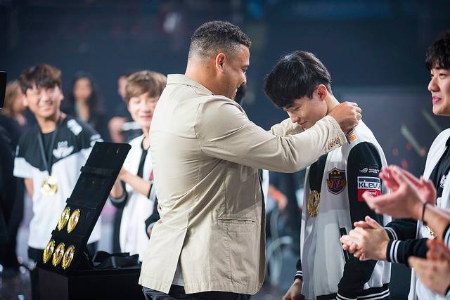 LMHT: SKT Faker và Bang đã nói gì về huyền thoại bóng đá Ronaldo sau khi nhận huy chương MSI