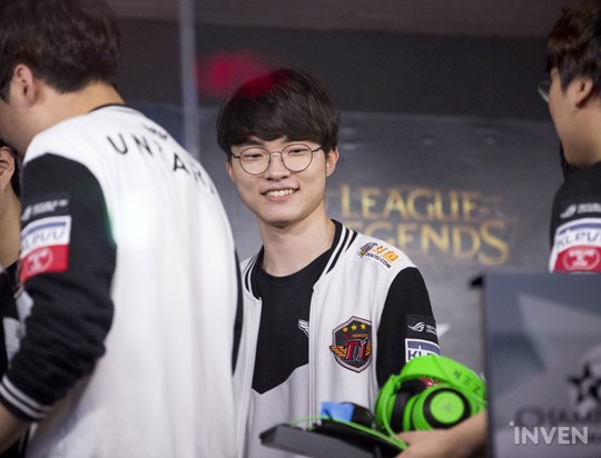 SKT Faker: "Tôi đã chuẩn bị một cánh tay giả trong trường hợp họ cắt đi hai cánh tay của tôi"