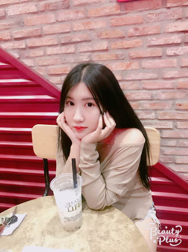 LMHT: Hotgirl Hoa Hà lên tiếng chửi Thư Lê bạn gái Junie dựa hơi trên Facebook cá nhân