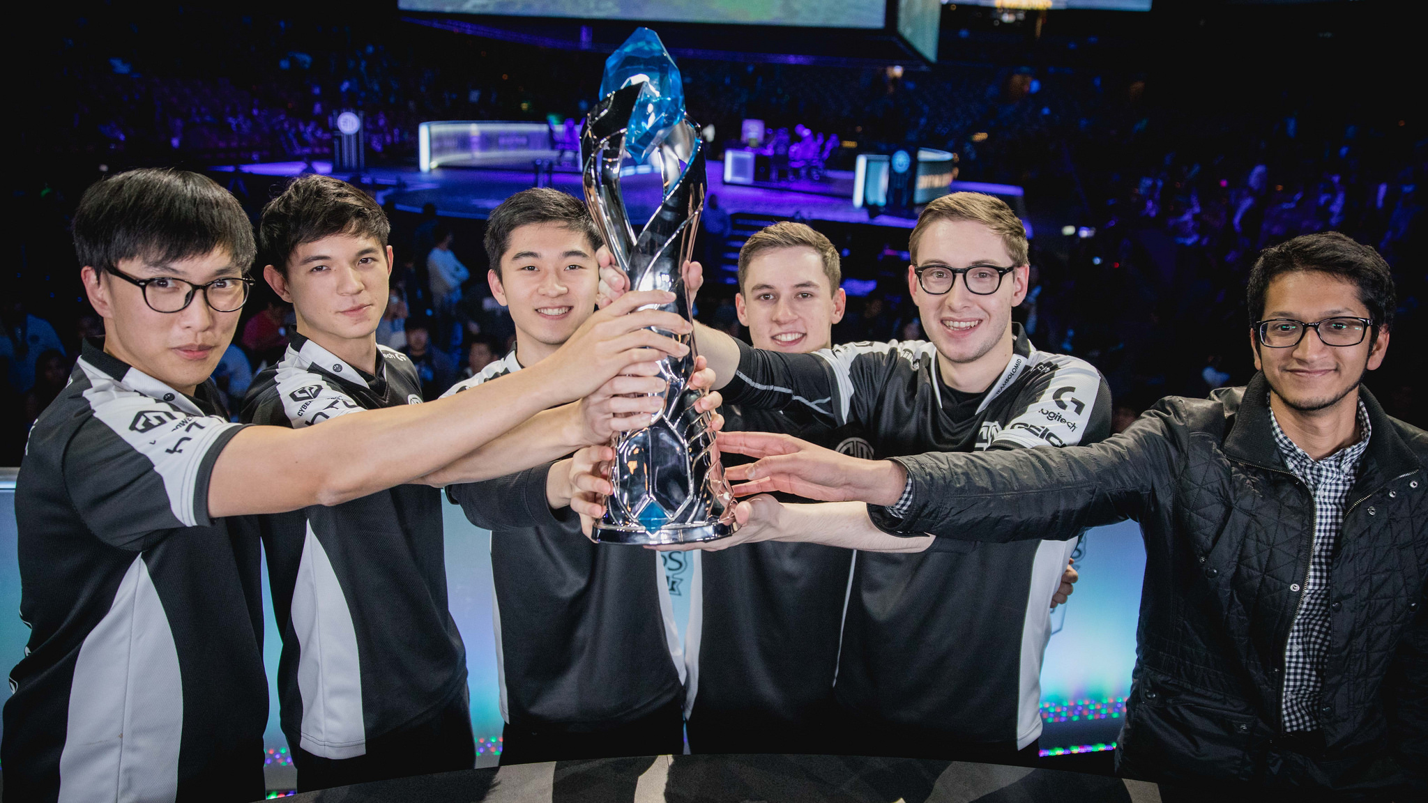 LMHT: Sau nhà vô địch thế giới SSG, tiếp tục đến Team SoloMid gia hạn hợp đồng giữ chân toàn bộ tuyển thủ