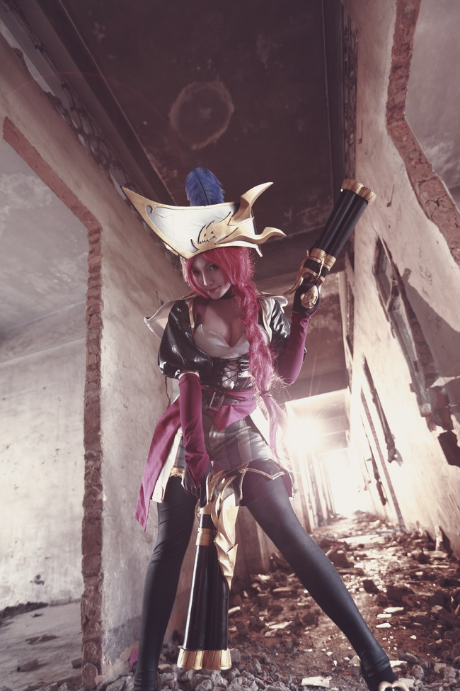 Rụng tim trước cosplay Miss Fortune Thuyền Trưởng siêu chất trong Liên Minh Huyền Thoại
